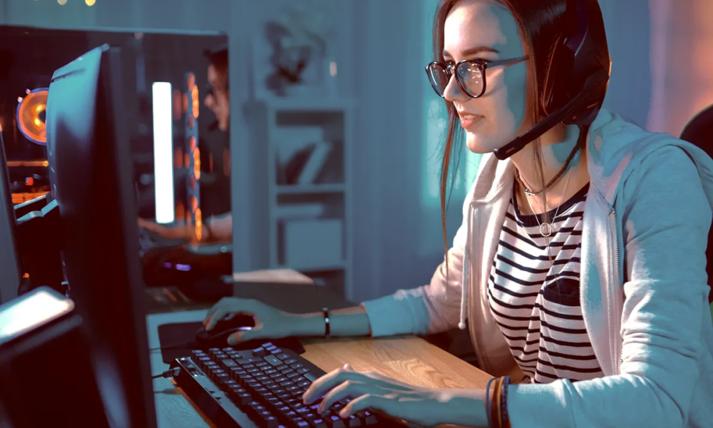 Woman playing girls on Computer